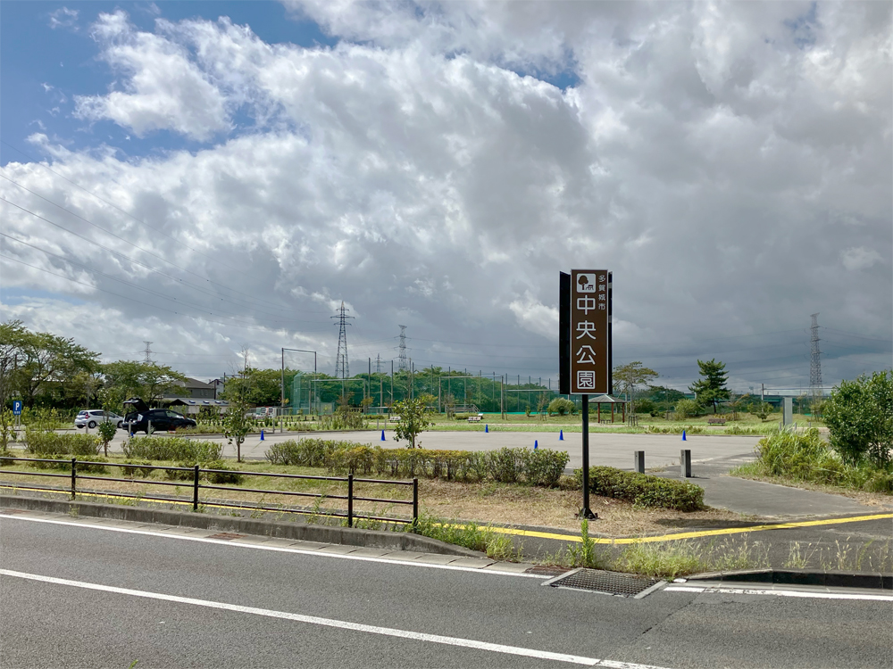 駐車場のある広々とした中央公園の外観。広場が見えます。
