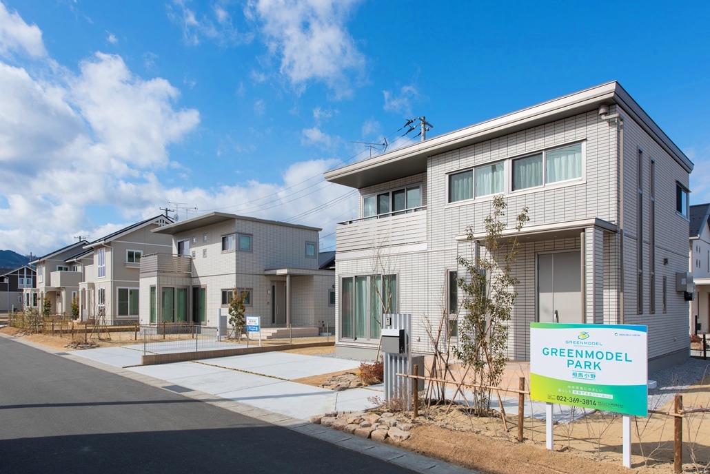 新築住宅が立ち並ぶ街並み。手前にGREEN MODEL PARKと書かれた看板が見えます。