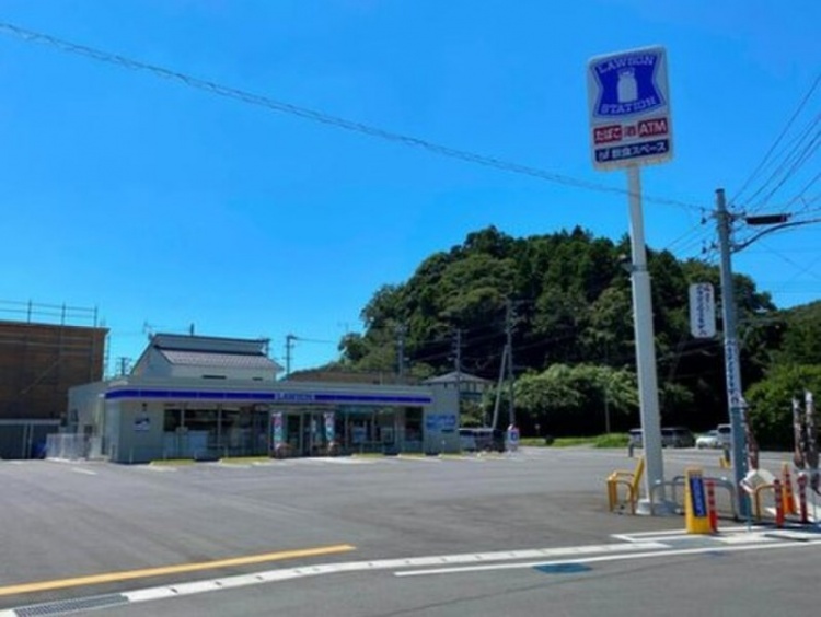 ローソンいわき小名浜林城店の外観。駐車場と木々が見えます。