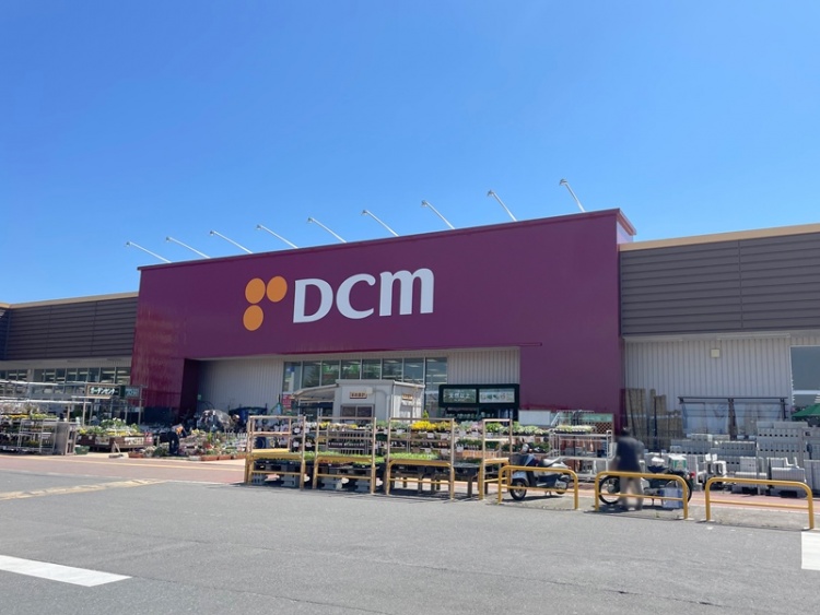 ホームセンターDCMホーマック須賀川店の外観。広い駐車場と正面入り口が見えます。
