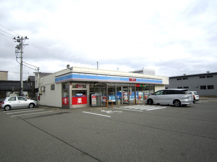 ローソン秋田寺内イサノ店の外観。駐車場には複数の車が停まっています。