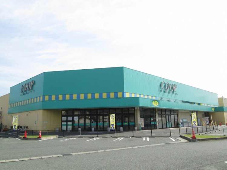 緑が特徴的ないわて生活協同組合ベルフ山岸。駐車場もあり、周囲にコーンが設置されています。