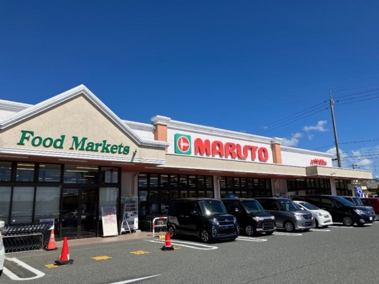 広い駐車場のある「マルト泉店」の外観。店舗に「Food Markets」と「MARUTO」の看板が見える。
