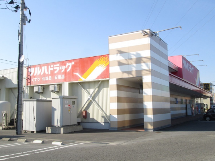 ツルハドラッグ城東店の建物外観。看板にはくすり、化粧品、日用品と書かれています。