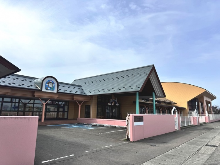 みかわ保育園・幼稚園の建物。薄いピンクの塀とバリアフリー駐車場があります。
