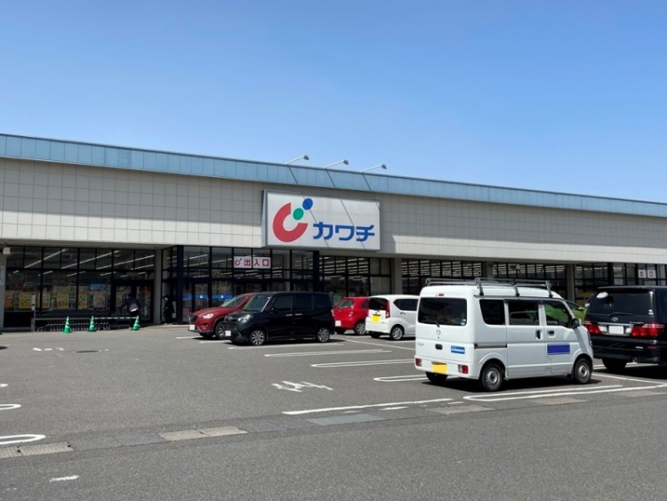 カワチ薬局須賀川東店の外観。駐車場には複数の車が停まっています。