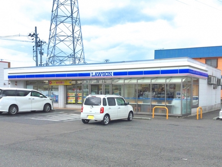 ローソン酒田西野店の外観。駐車場には数台の車が停められています。
