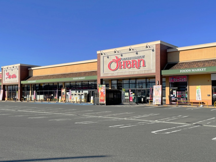 スーパーおーばん山形嶋店の外観。広い駐車場が見えます。