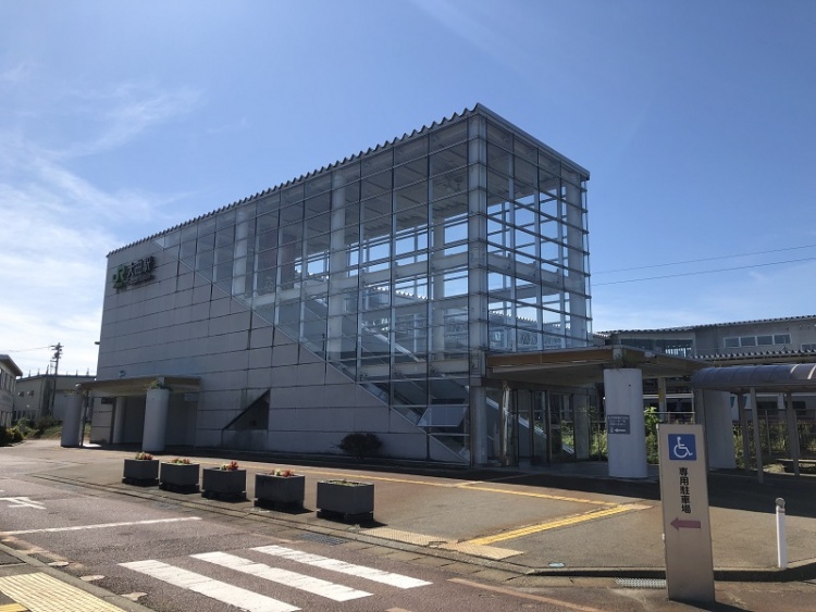 JR大曲駅東口の外観。ガラス張りの建物が特徴的です。