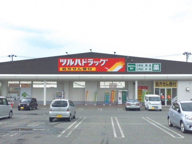 ツルハドラッグ酒田店の外観。建物上部には化粧品、食品、日用品、お酒、処方箋受付と書かれています。
