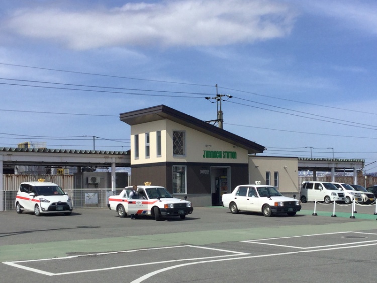 JR神町駅の外観。手前にはタクシーが停められています。