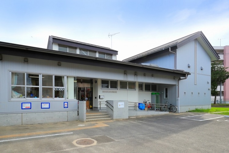 グレーとブルーの外壁が特徴的な仙台市太白区立東長町児童館の外観。自転車が数台置かれています。