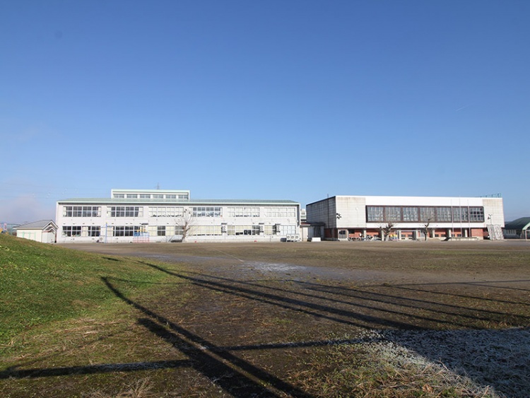 窪田小学校校舎の外観。2つ並んでいて、左には低層の校舎、右には体育館があります。