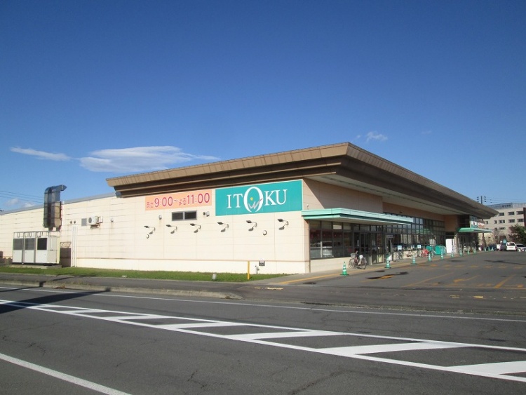 大型のスーパーマーケットいとくアルカディア店の外観。看板には営業時間は9:00～23:00と書かれています。