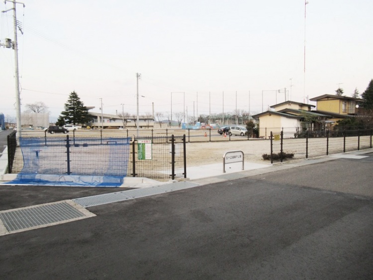 フェンスに囲まれた五十辺遠瀬戸公園で、背景には建物や車が見えます。