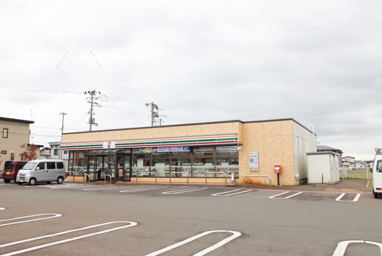 セブンイレブン横手三ノ口店の外観。広い駐車場があり、車が数台停まっています。