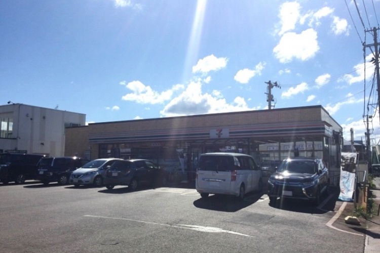 セブンイレブンの湯沢千石1丁目店の外観。駐車場には複数の車が停まっています。