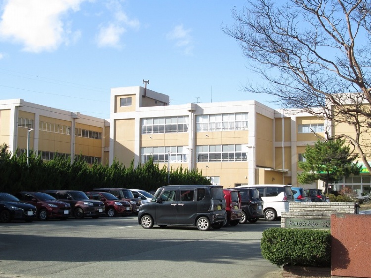 大住小学校の外観。駐車場には車が数台停まっています。