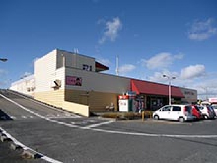 赤い屋根が特徴的なヨークベニマル相馬店とその駐車場が写っています。