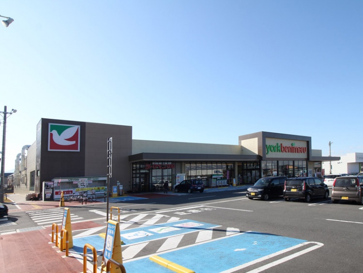 ヨークベニマル米沢春日店の外観。駐車場には数台の車が停められています。