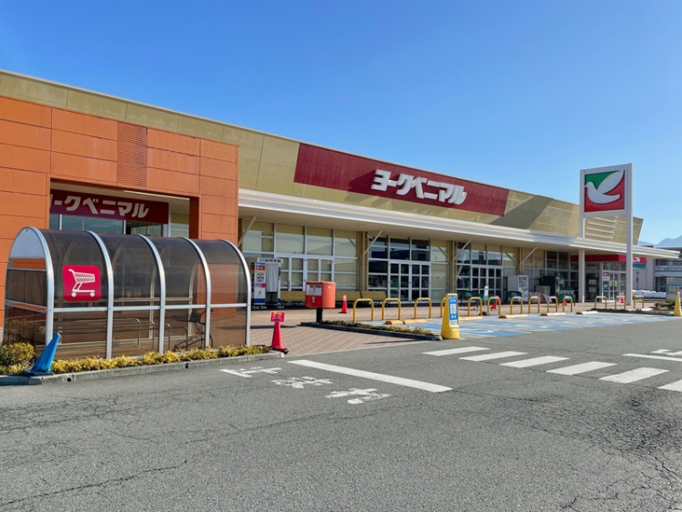 ヨークベニマル山形嶋店の外観。入り口と駐車場、ショッピングカート置き場が見えます。