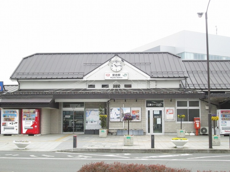 時計台が特徴的なJR宮古駅の駅舎正面。複数の自動販売機と案内板があります。