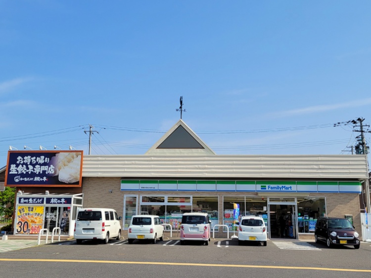 ファミリーマート宮城大和杜店の外観。駐車場には数台の車が停められています。