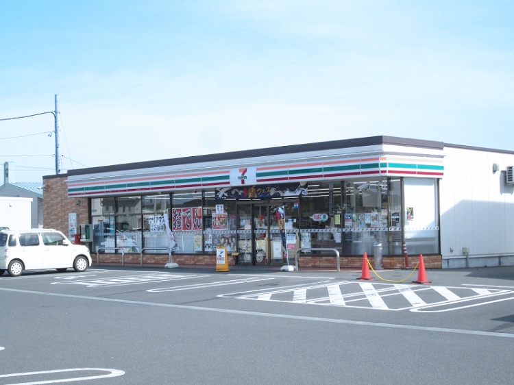 セブンイレブンの一関樋渡店の外観。24時間営業です。駐車場には車が停められています。