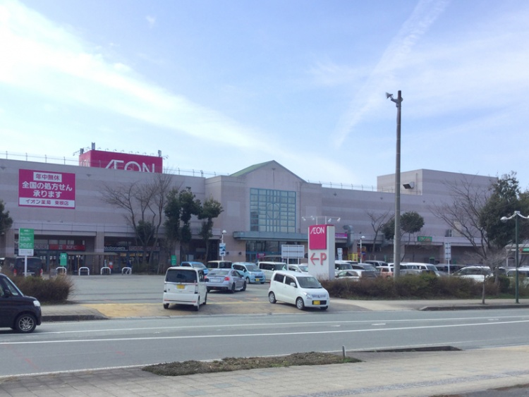 イオン東根店の外観。大きな駐車場が見え手前には道路が見えます。
