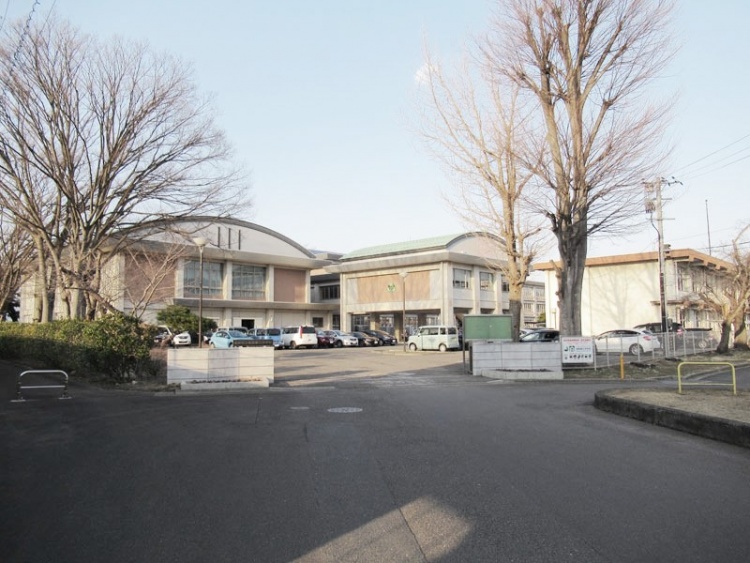 丸い屋根が特徴的な福島第三中学校校舎の外観。建物が数棟あり、周囲に木々がみえます。