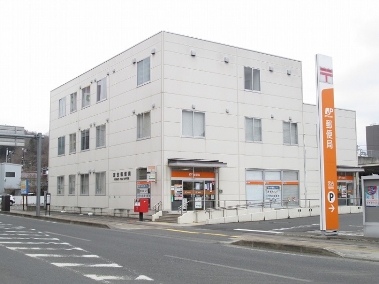 3階建ての宮古郵便局の外観。ゆうゆう窓口や駐車場の看板が見えます。