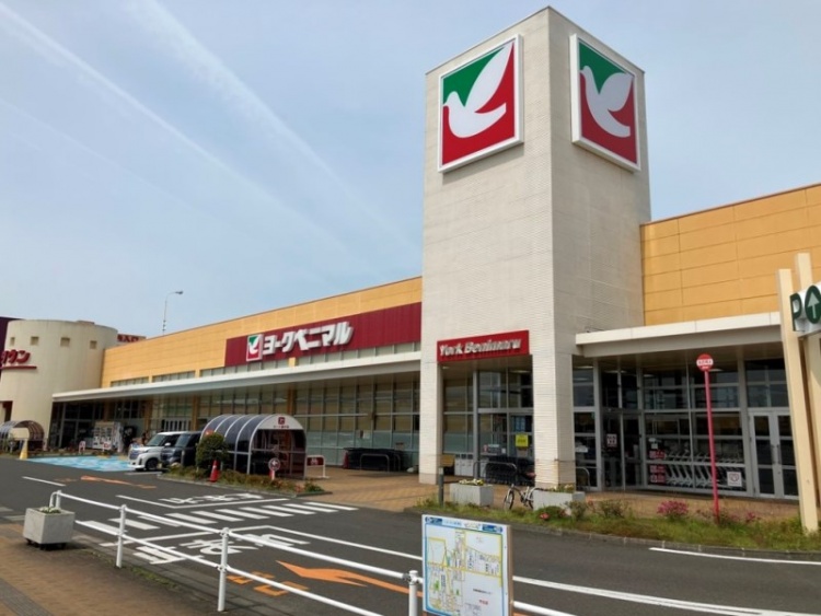 赤い看板が特徴的なヨークベニマル市名坂店の外観。駐車場があります。