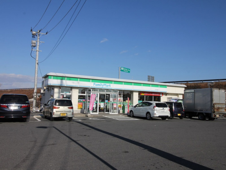 ファミリーマート米沢中田店の外観。駐車場には数台の車が停められています。