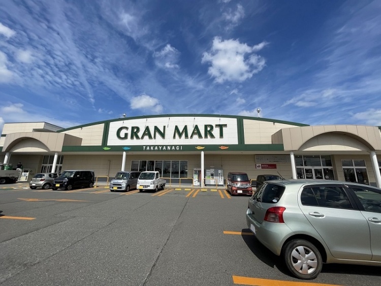 グランマート泉店の外観。駐車場に数台の車が停まっています。