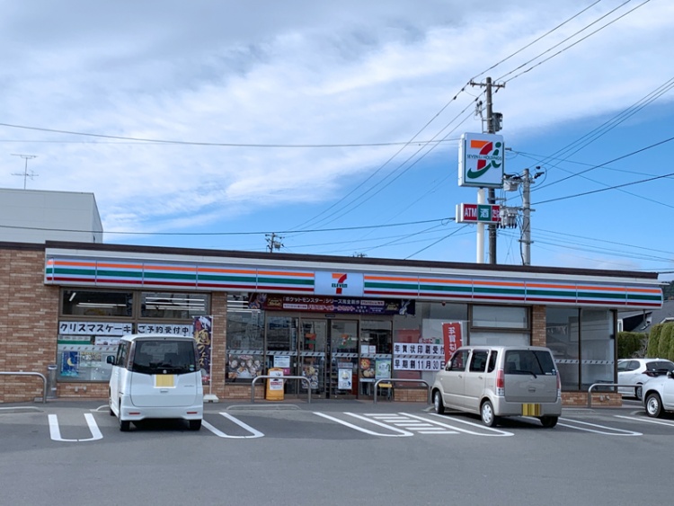 セブンイレブン福島伊達町店の外観。駐車場には数台の車が停まっています。