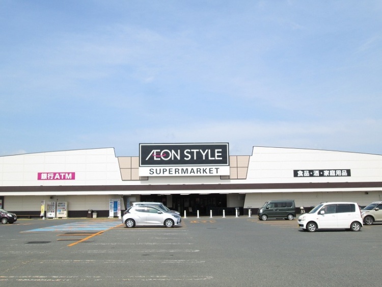 駐車場付きのイオンスタイル矢巾店入口。大きな看板に「AEON STYLE SUPERMARKET」と表示。