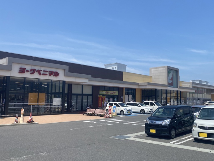 ヨークベニマル落合店の外観。駐車場にはたくさんの車が停められています。