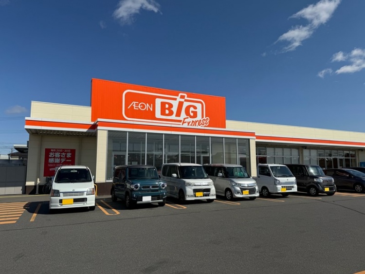 オレンジ色の看板が特徴的なAEON Big Expressの外観。駐車場には数台の車が停まっています。