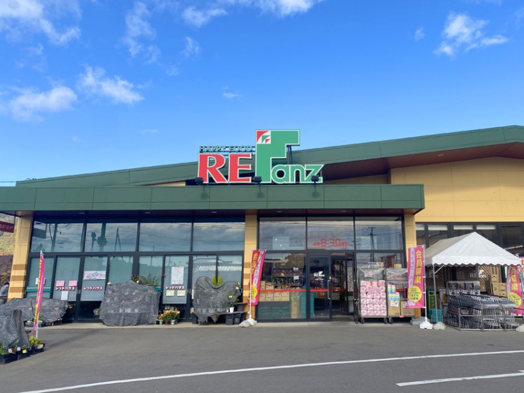 緑色の屋根を持つ地域密着型スーパーファンズだて店の外観。エントランスが見えます。