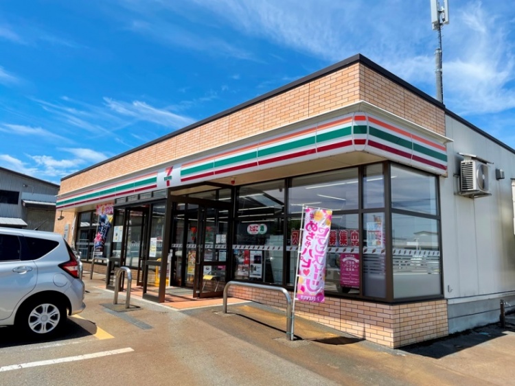 セブンイレブン大仙若竹町店の外観。手前に車が停まっています。