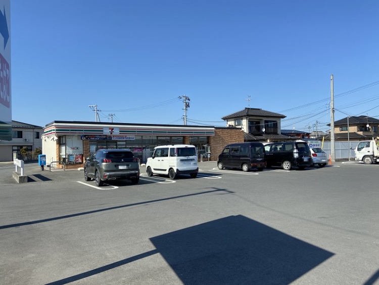 セブンイレブン航空自衛隊前店の外観。駐車場には数台の車が停められています。
