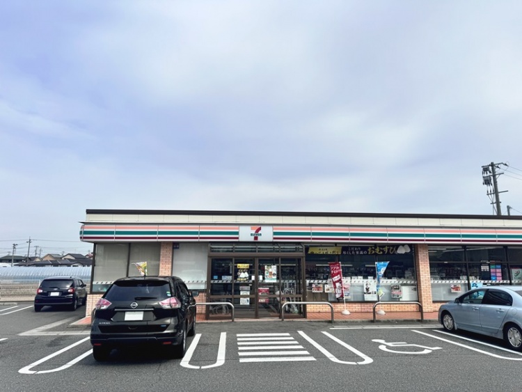 セブンイレブン三川町横山店の外観。駐車場には数台の車が停められています。