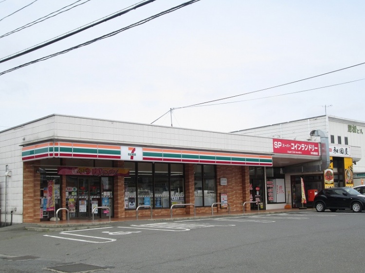 セブンイレブン矢巾高田店の外観。駐車場が広くSPコインランドリーも隣接しています。