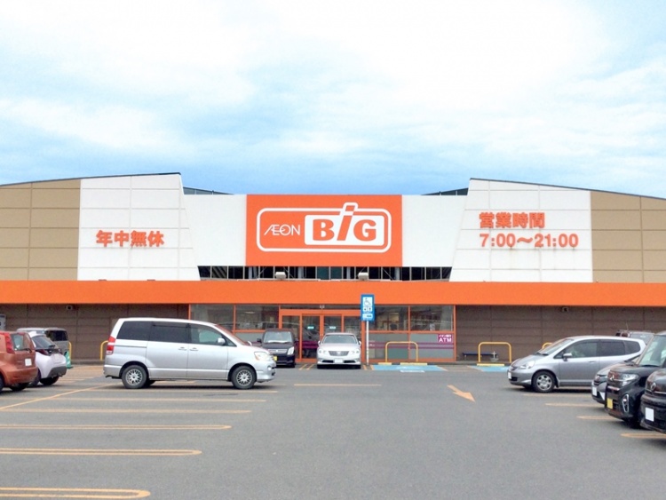 オレンジの看板が特徴的なザ・ビッグ酒田北店の外観。営業時間は7:00～21:00。駐車場には数台の車が停められています。