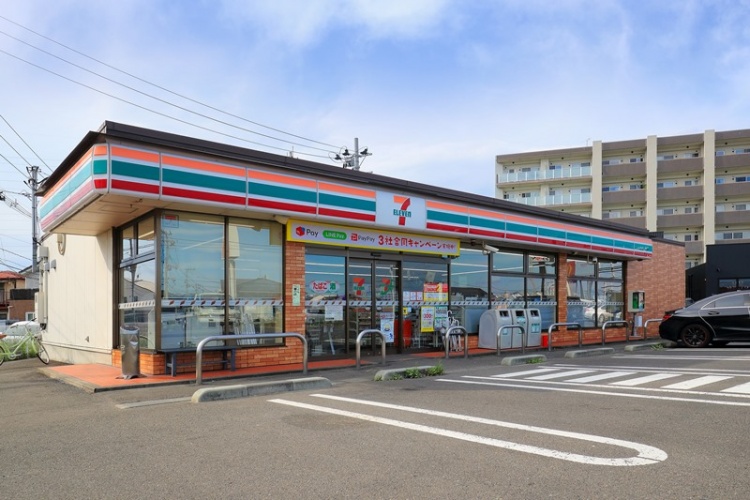 セブンイレブン仙台郡山店の外観。駐車場が見えます。
