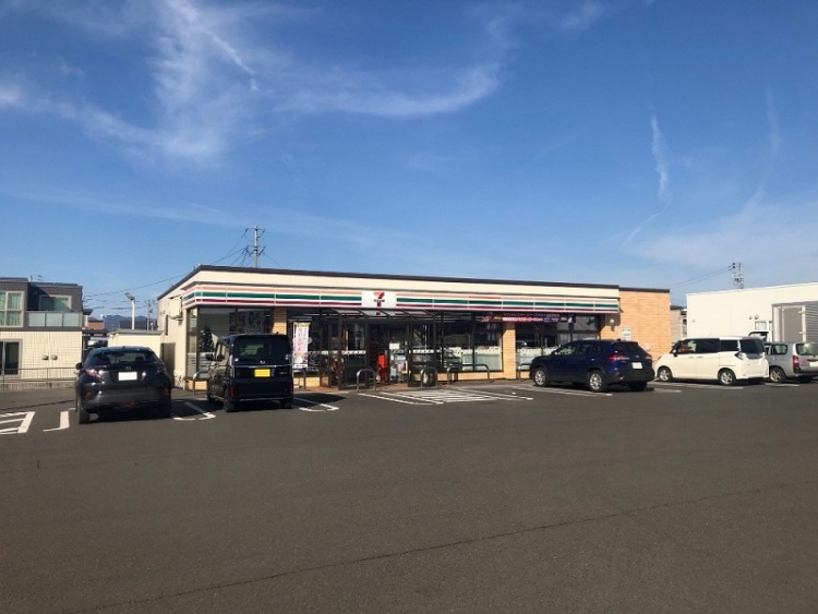 セブンイレブン大舘大田面店の外観。駐車場には車が数台停まっています。