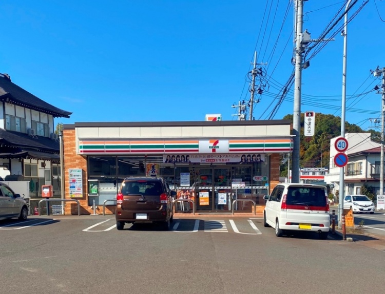 セブンイレブン北滝沢2丁目店の外観。駐車場には車が数台停まっています。