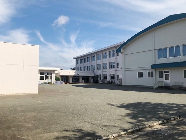 校舎の正面に広場が広がる追分小学校の風景。