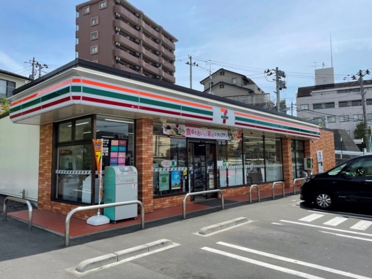 セブンイレブン仙台泉本多町店の外観。駐車場もあります。