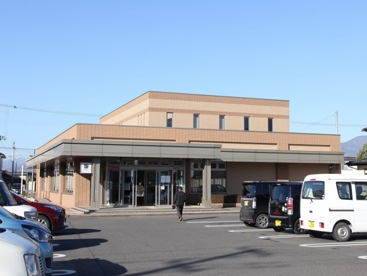 茶色い外壁が特徴的な東邦銀行保原支店の外観。駐車場には数台の車が駐車されています。